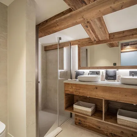 Moderne à Avec Sauna Et Jacuzzi - Fr-1-562-89 * Courchevel
